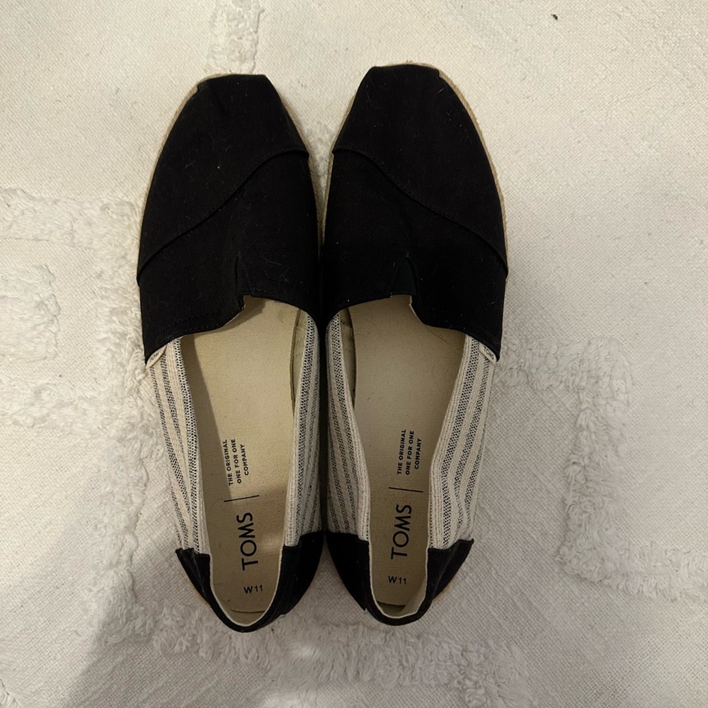 TOMS Black and Tan Pinstripe Women’s Size 11